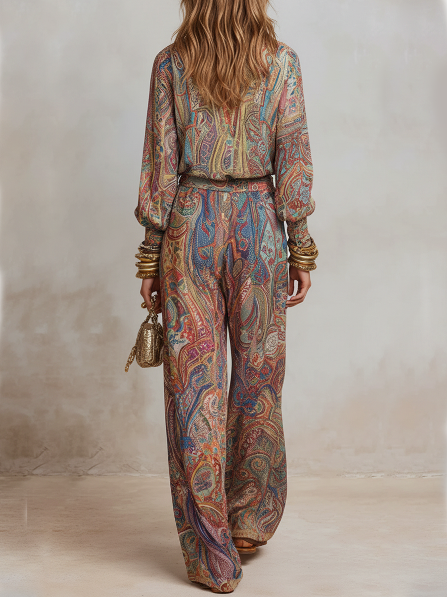 Beautiful pantsuit with wide legs and a paisley print